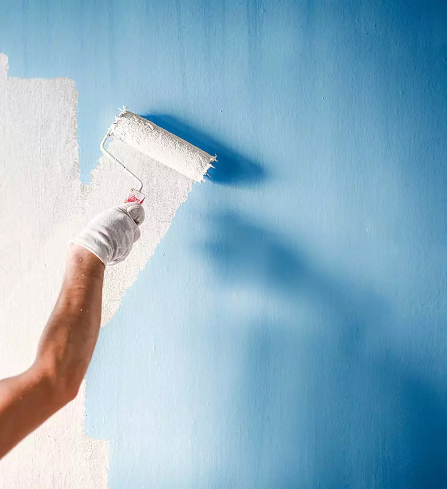 peinture blanche sur mur bleu